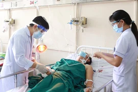Kíp mổ mất 6 giờ để nối bàn tay đứt lìa của nạn nhân bị chém ở Bình Dương 