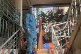 Anh cảnh sát khu vực ở quận 1 tận tình chăm sóc F0