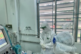 Phụ huynh bất ngờ vì con mắc COVID chồng bệnh lý khác 