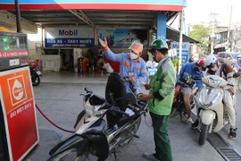 Đừng cân đo giảm thuế, phí nữa! 