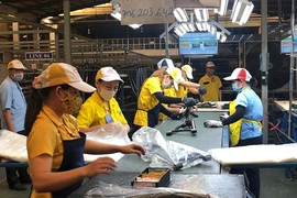 Lương đủ sống, chẳng ai muốn ở lại nhà máy tăng ca