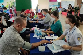 Tiêm vaccine ngừa COVID-19 để tránh kịch bản xấu xảy ra 