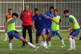 Mỹ, Iran, Anh chung bảng và nỗi khổ nhà cầm quân 