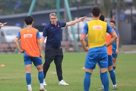 HLV Troussier chỉ ra điểm yếu và thiếu của học trò 