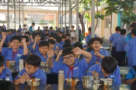 Học sinh “chấm điểm” nhà vệ sinh và bữa ăn bán trú: Một khảo sát thiết thực