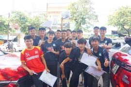 Bắt gặp nhiều cầu thủ trẻ CLB Bóng đá HAGL đi thi 
