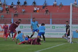 Khen ai khéo vẽ trò… chạy điểm trụ hạng V-League 