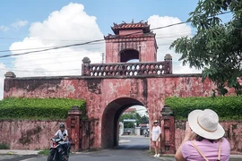 Xót xa thành cổ Diên Khánh ngập rác, bốc mùi