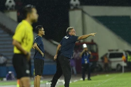Ông Troussier cần tập trung vào chuyên môn
