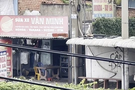 Điều tra: Chiêu trò phá xe của khách trên các quốc lộ - Bài 1: Cận cảnh chủ tiệm rạch lốp, phá xe ở khu cầu vượt Linh Xuân