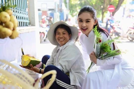 Ngân Anh chỉ “thắm” khi ở ngoài đường, bên ngoài sân khấu