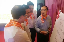 Cha và con trai tham gia ngăn ngừa bạo lực trong gia đình