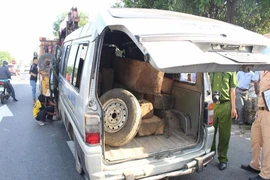Phụ xe khách bị gỗ lậu chèn tử vong