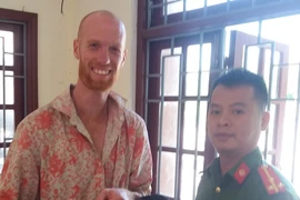 Du khách Úc nhận lại tài sản hơn trăm triệu đồng