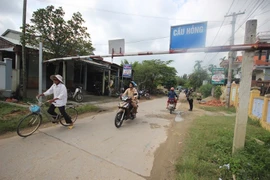 Đóng cầu lún, đưa thuyền vào chở người dân qua sông