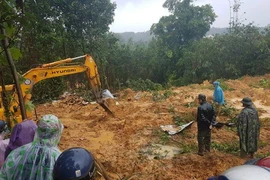 Sạt lở núi vùi lấp 4 công nhân 