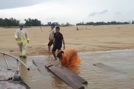 Cảnh sát lặn sông, vớt 20 phách gỗ lâm tặc bỏ lại