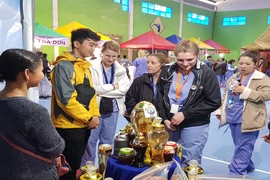 Du khách Mỹ mê mẩn sâm Ngọc Linh