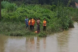 Ba thanh niên bơi qua sông, một người bị mất tích