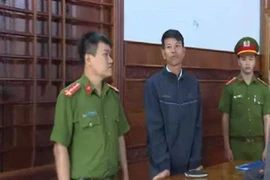 Tạm giam người đàn ông tàng trữ gỗ không rõ nguồn gốc