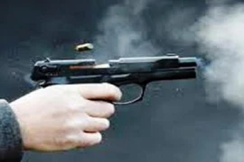 Đang ở quán cà phê, một thanh niên bị bắn vào cổ