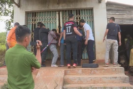 Giải cứu hai cháu bé bị cha mẹ tâm thần nhốt trong nhà
