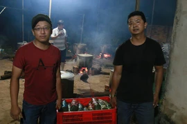 Người dân Đắk Lắk gói bánh tét gửi tặng đồng bào miền Trung 