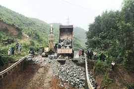 Sụt lún hàng chục mét trên quốc lộ 26, giao thông bị chia cắt