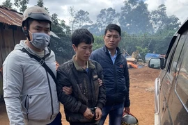 Công an vây bắt kẻ cướp dùng dao khống chế, trói cô gái 