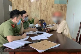Xúc phạm trưởng công an sau khi bạn gái bị đi cách ly