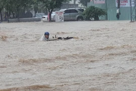 Chùm ảnh: Mưa lớn làm ngập nhà, cuốn trôi người và xe máy ở Bình Định