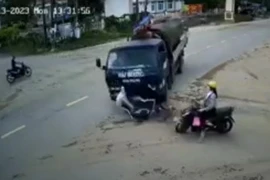 Đi xe đạp điện qua đường, 2 học sinh bị xe tải tông thương vong
