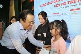 Hàng trăm phần quà đến với ngư dân và học sinh ở Phú Yên