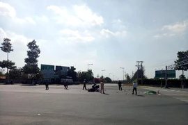 Con trai ôm thi thể mẹ khóc ngất sau tai nạn ở Bình Dương