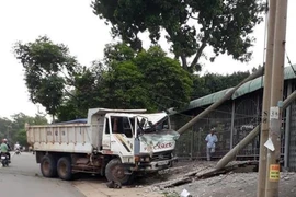 Nhiều người may mắn thoát nạn khi xe ben bất ngờ nổ lốp