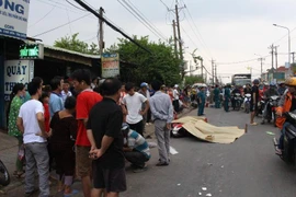 Vợ khóc ngất bên thi thể chồng bị xe tông ở Bình Dương