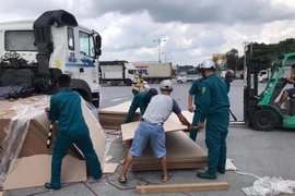 Hàng trăm tấm ván ép rơi xuống đường, nhiều người hốt hoảng
