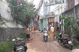 Ô tô làm đổ bốn cột điện, nhiều người ra gom dây điện về nhà