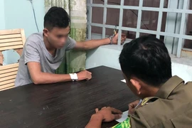 Bình Dương: Hai người phá nóc xe tù bỏ trốn khi dừng đèn đỏ 