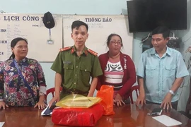 Bà vé số trả chiếc túi đầy tiền vàng cho người đánh rơi