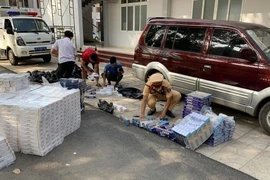 Bắt hơn 1.500 cây thuốc lá nhập lậu trên 2 ô tô ở Bình Dương