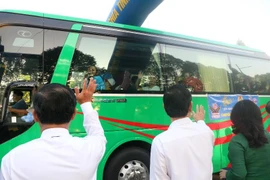 Hàng ngàn công nhân được về quê trên chuyến xe nghĩa tình