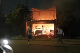Quán cơm bị cháy, chủ quán đứng nhìn trong tuyệt vọng