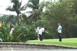 Bất chấp lệnh cấm, sân golf lớn ở Bình Dương vẫn hoạt động