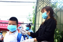 'Nghỉ học lâu quá rồi, đến trường gặp thầy cô, bạn bè thôi'
