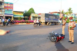 Va chạm với xe tải, vợ tử vong, chồng bị thương