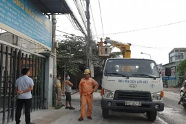 Đang đứng trước nhà, bị dây điện rơi trúng và giật chết