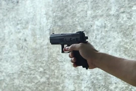 Mâu thuẫn trong quán, trung úy công an ở Bình Dương bắn người