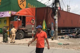 Container lao lên vỉa hè ở Bình Dương, nhiều người thoát chết