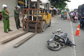 Xe nâng đi lùi trên quốc lộ làm một người bị nạn
